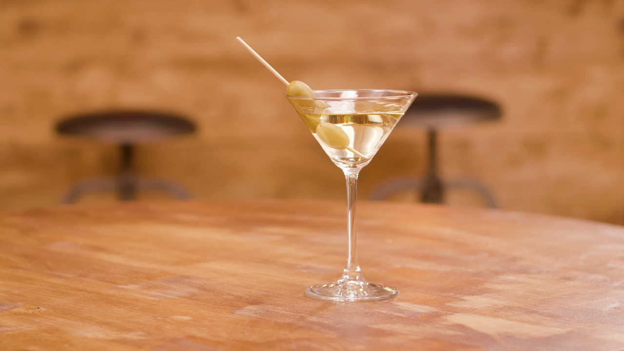 Cocktail Martini su un tavolo di legno