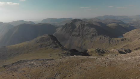 Majestätische-Luftaufnahme-Der-Grünen-Berge-An-Sonnigen-Tagen-Im-Nationalpark-Lake-District-In-England