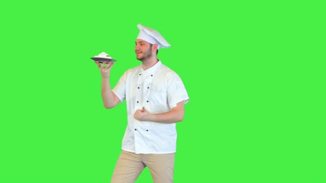 emocionado chef profesional caminar sosteniendo nuevo plato gourmet restaurante cocinero feliz de la receta sabrosa en una pantalla verde, llave de croma