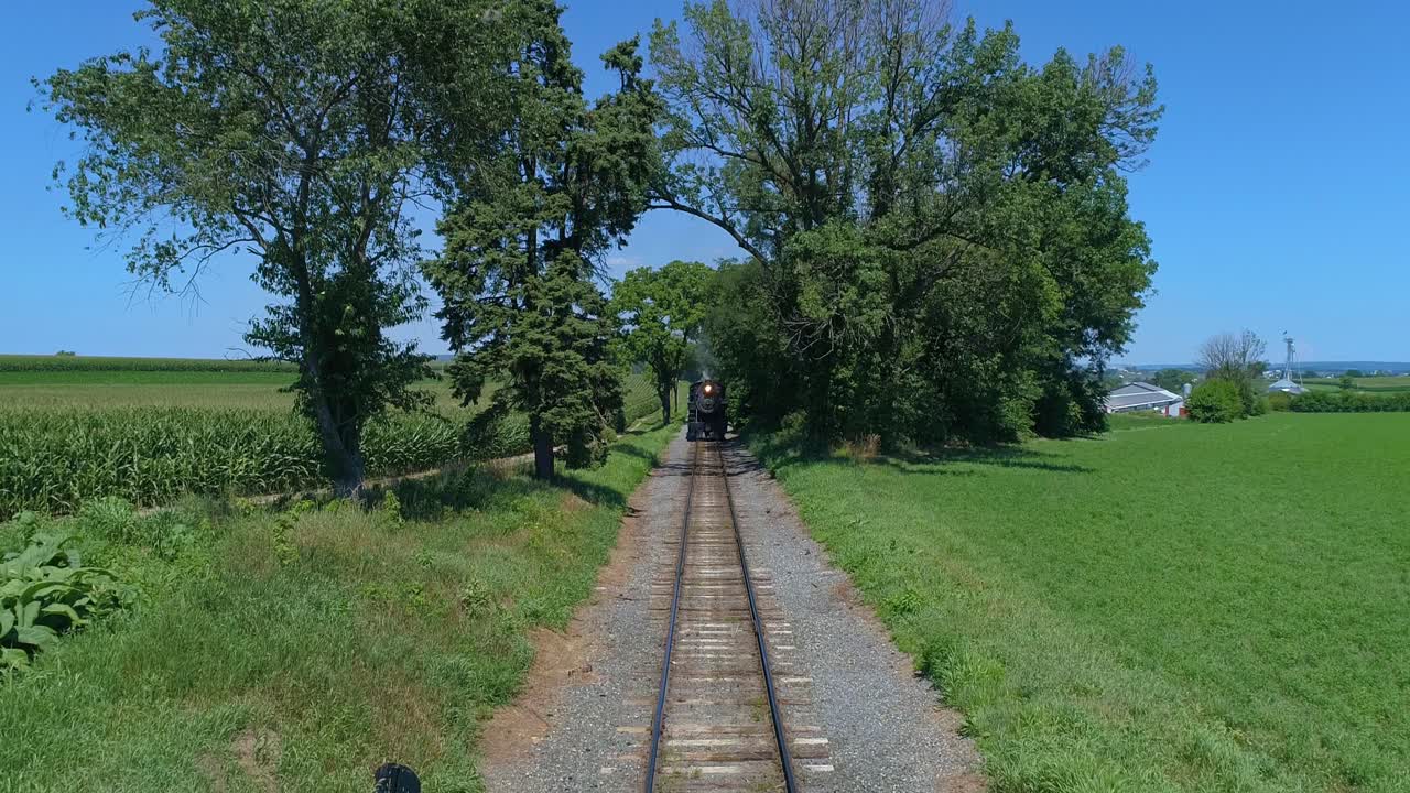 vista aérea de un antiguo motor de vapor que se acerca a la vista en un hermoso día de verano sin nubes