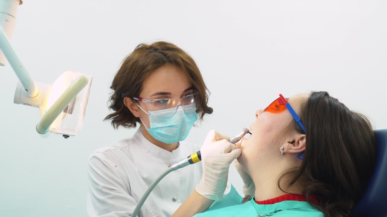 Dentista che esegue un intervento dentale