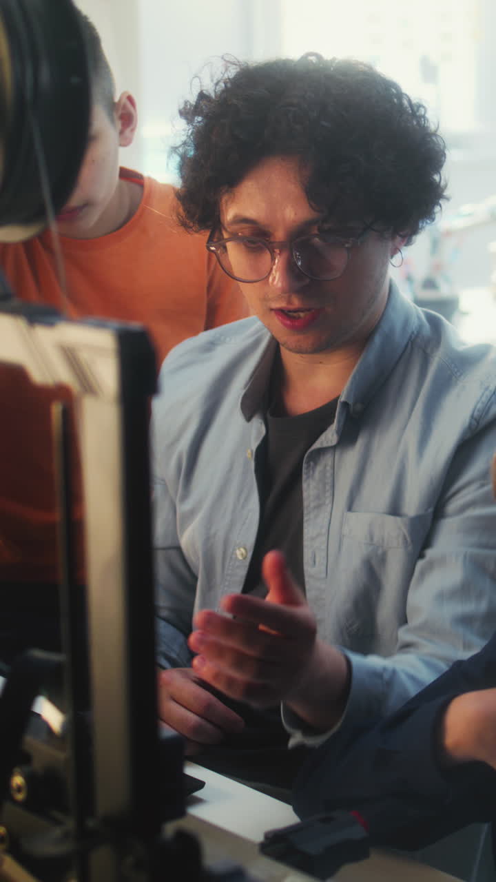 estudiantes aprendiendo impresión en 3d