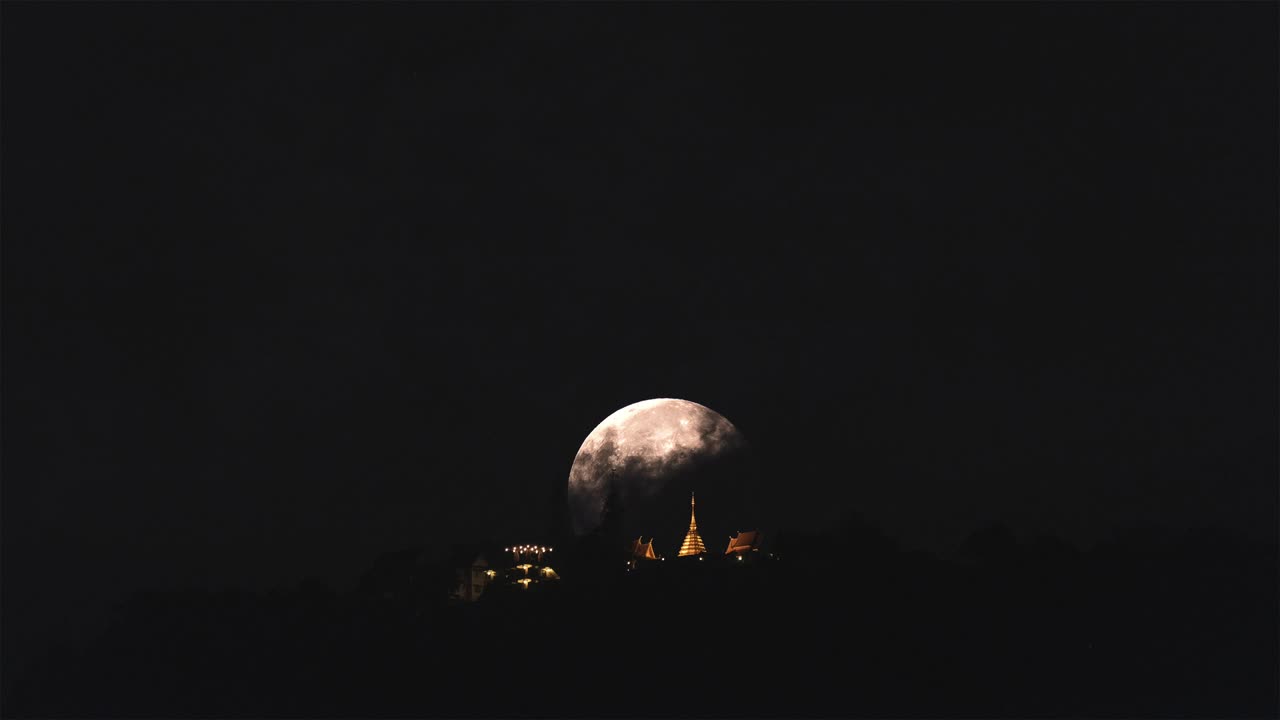 태국 치앙마이에 있는 도이 수테프 사원 뒤에 달이 지는 모습.