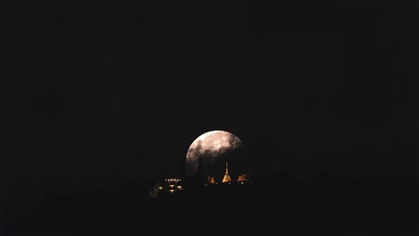 puesta de luna detrás del templo doi suthep en chiang mai, tailandia. aceleración de imágenes