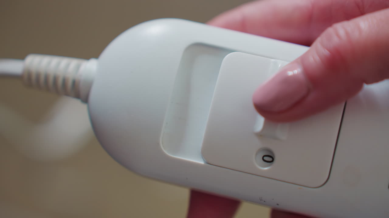 치과 장비 설치, 조명이 켜진 표시등이 명확하게 보이는 치과 기기 조정, 치과 치료 준비 중 LED 조명이 있는 의료 기기 구성에 대한 상세 보기