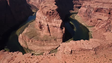 rising aerial shot of horse shoe bend in arizona, tourists lookout over beautiful destination