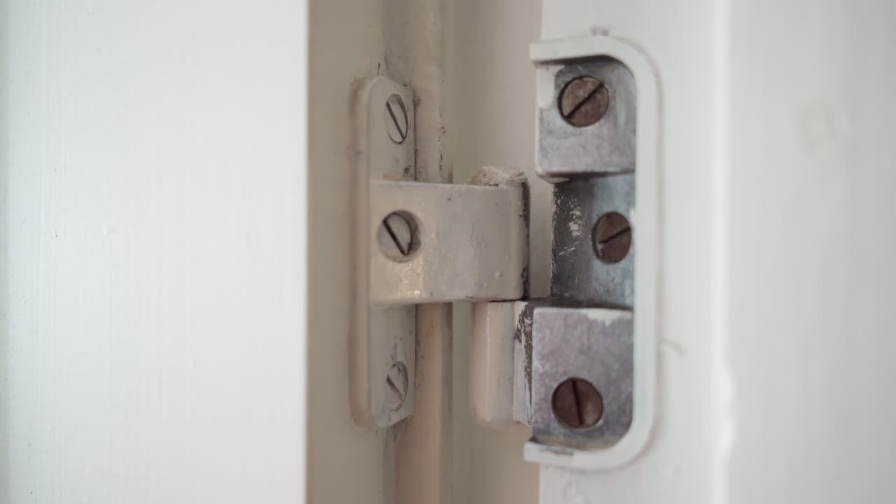 Squeaky door hinge lubrication with spray lubricant