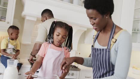 Feliz-Pareja-Afroamericana-Con-Hijo-E-Hija-En-Delantales-Preparando-Comida-En-La-Cocina,-Cámara-Lenta