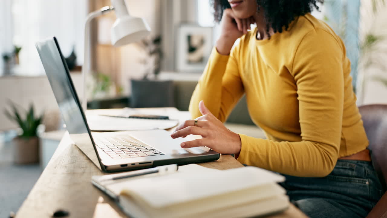 Vrouw die op laptop thuis kantoor werkt