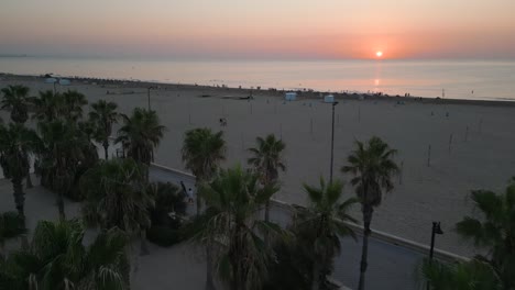 Sommerlicher-Sonnenaufgang-Aus-Der-Luftaufnahme-Des-Malvarrosa-strandes-Mit-Palmen-In-Spanien