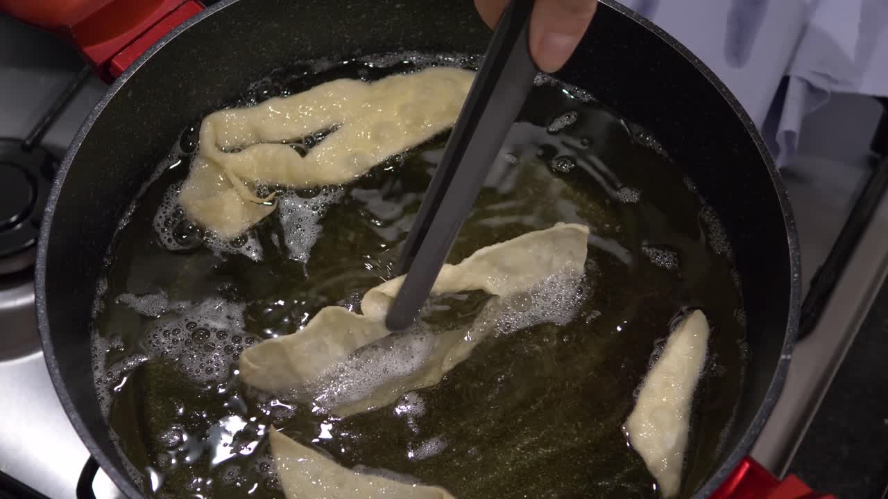 Fat thursday Tlusty Czwartek frying faworki wings rituals