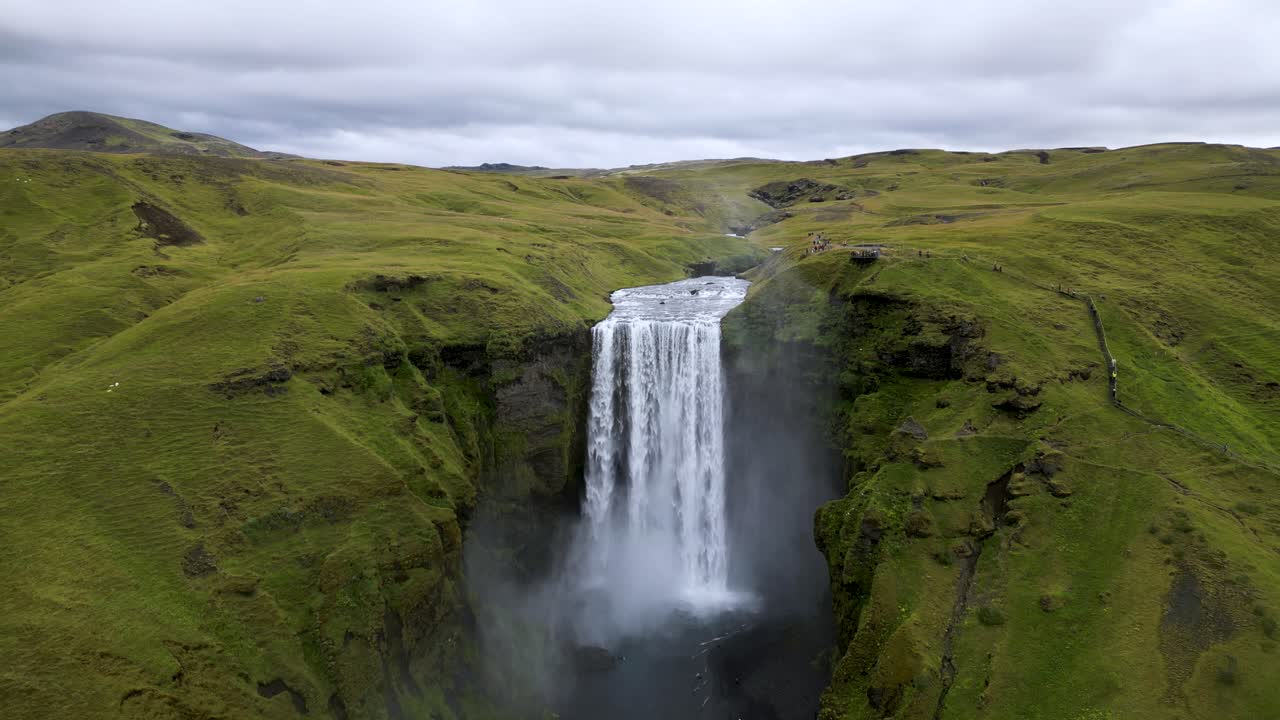 pintoresco paisaje de cascada de skogafoss durante el hermoso verano de islandia, vista de establecimiento de drones aéreos