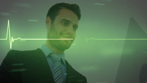 animación del procesamiento de datos del monitor sobre el empresario caucásico