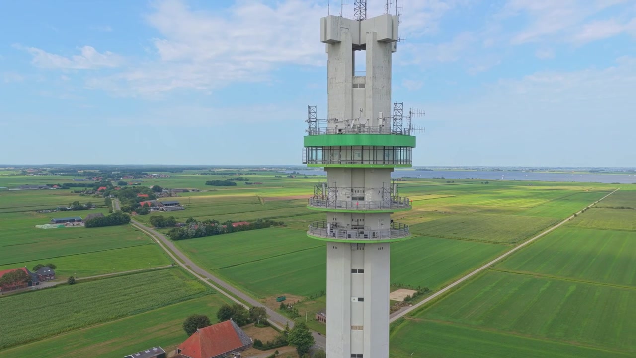 Luchtfoto van een communicatietoren in een landelijk Nederlands landschap
