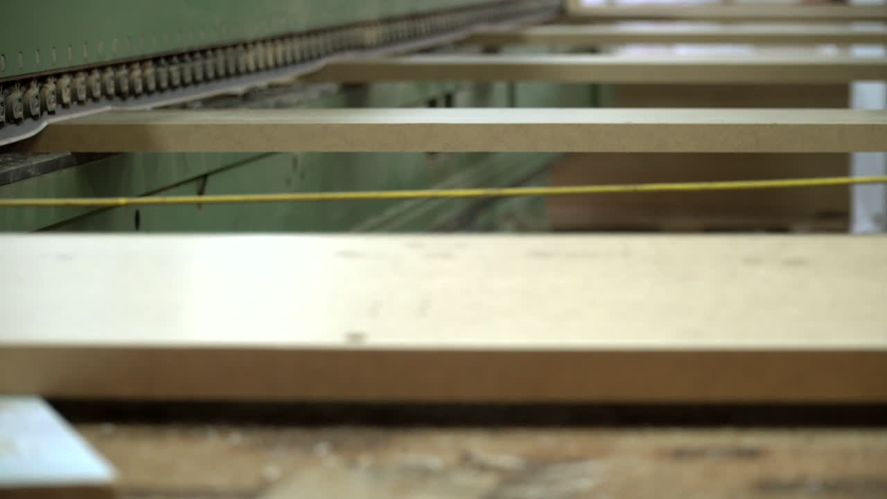 플래트 보드 요소는 가장자리 가공 기계에 운반됩니다.