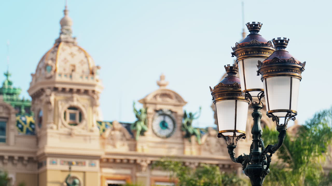 A fachada do Cassino de Monte Carlo com o céu azul no plano de fundo