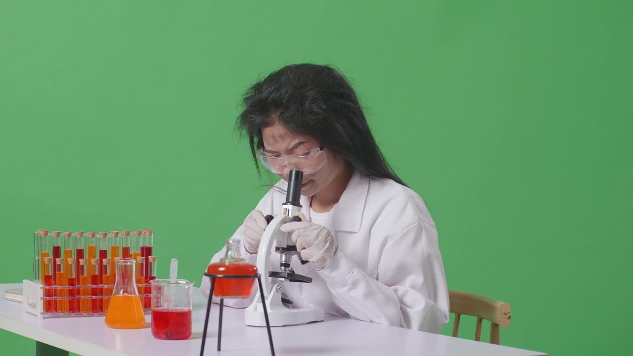 científica en un laboratorio