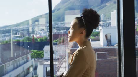 mujer joven mirando por la ventana