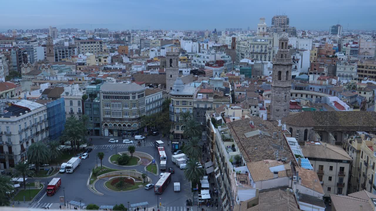 Fugleperspektiv av Valencias bylandskap med trafikk og historiske bygninger