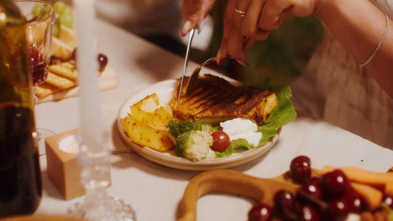 mujer comiendo una cena de pescado a la parrilla