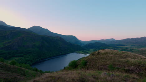 vista del lago desde la cima de una montaña al atardecer en el parque nacional de snowdonia