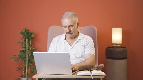 Negative-expression-of-old-man-using-laptop.