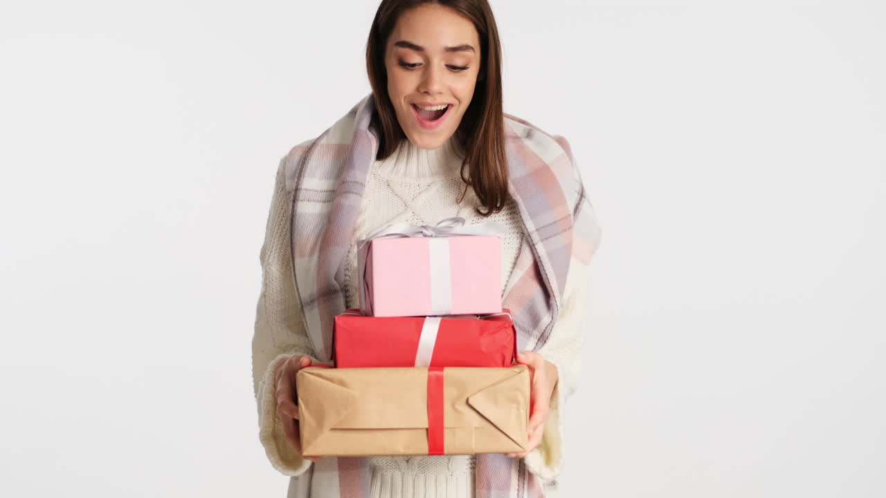 카메라 앞에서 포즈를 취하는 백인 여성.