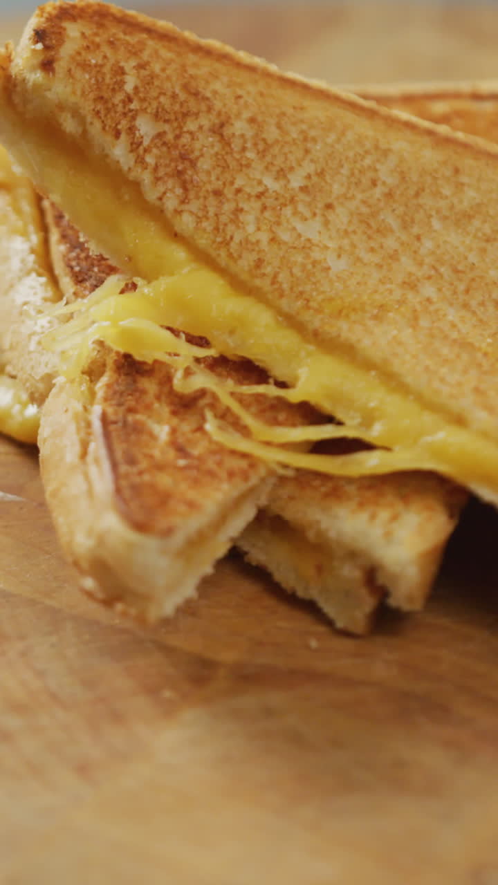 나무판 에 새로 준비 된 치즈 하  샌드위치 의 클로즈업 비디오