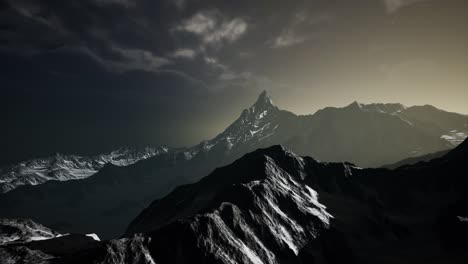 Berge-Am-Abend-Bewölkter-Himmel