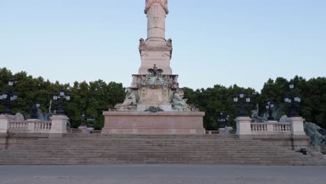 las escaleras delanteras del monumento de girondains están vacías durante el amanecer sin nadie a la vista