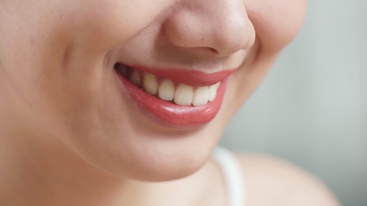 집 에서 메이크업 을 한 후 미소 짓는 아름다운 젊은 아시아 여자 의 근접 사진