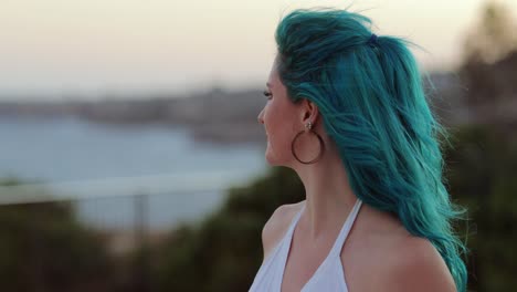 em harmonia com a natureza - mulher atraente de cabelo azul, dof raso, oceano atrás, copie o espaço