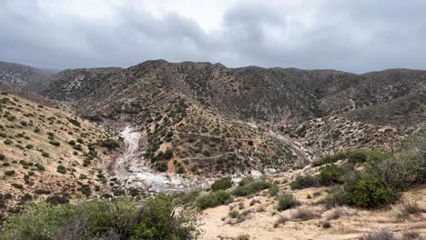 Landschaftspfanne-Des-&quot;Horse-Shoe-Bend&quot;-Am-Deep-Creek-In-Den-Bergen-Der-Hesperia-Wüste-In-Kalifornien,-USA,-An-Einem-Bewölkten-Tag