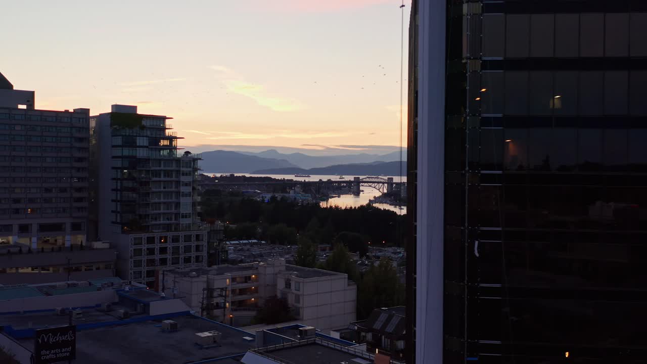 밴쿠버 시내의 해가 지는 모습, 초고층 건물과 함께 가까운 반사와 활기찬 은 하늘, 브리티시 컬럼비아, 캐나다