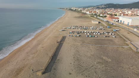 Playa-De-Malgrat-De-Mar-En-El-Maresme-Provincia-De-Barcelona-España-Vista-Aérea-Barcos-De-Pescadores-En-La-Arena