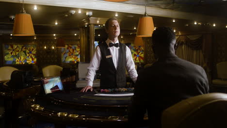 Multiethnische-Gruppe-Von-Menschen,-Die-Sich-An-Den-Pokertisch-Im-Casino-Setzen.
