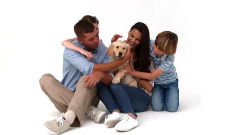 Familia-Feliz-Con-Su-Cachorro-Sobre-Fondo-Blanco