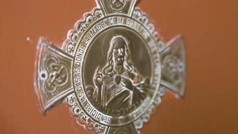 Imagen-De-Una-Insignia-De-Jesucristo-Decorando-La-Puerta-De-Una-Casa-Para-Recibir-A-Los-Invitados.