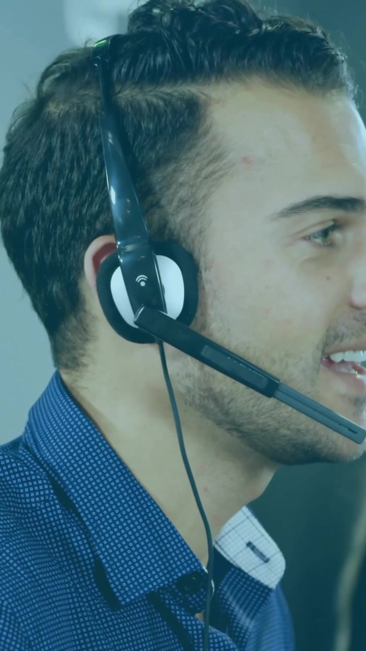 Animazione di icona di lucchetto digitale su diversi professionisti in ufficio