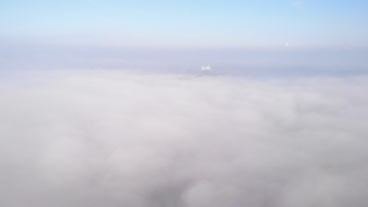 네덜란드 zwijndrecht의 강을 덮고 있는 짙은 안개 - 와이드 샷