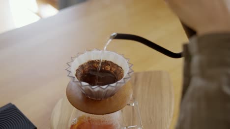쏟아지는 커피