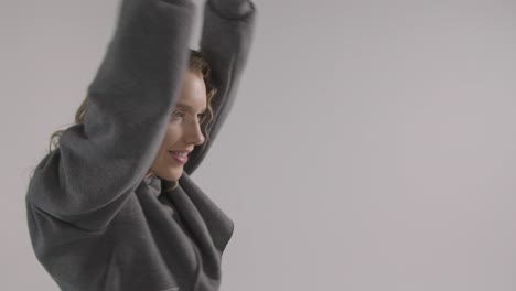 foto de estudio de una joven que se divierte bailando con fondo blanco 3