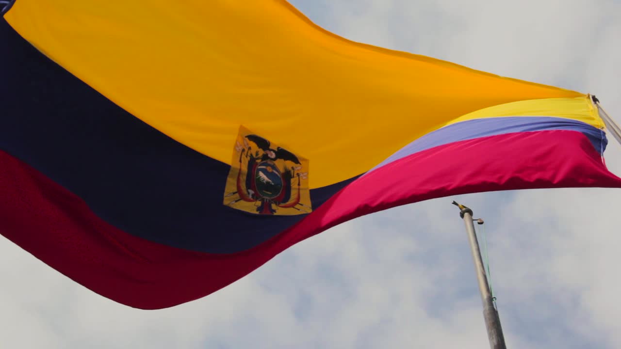 Bandiera nazionale dell'Ecuador che sventola