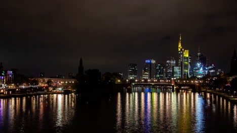 Frankfurter-Skyline-Und-Brückenreflexion