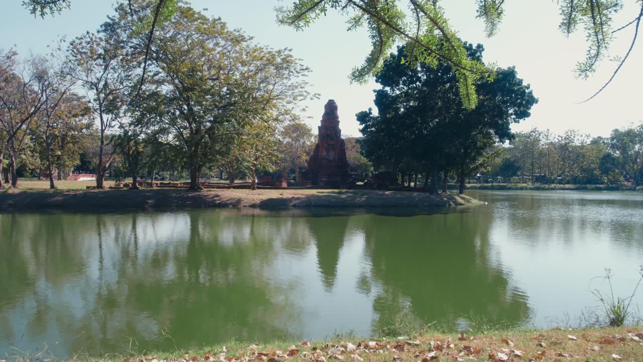 4K Cinematic: Ruiner i Ayutthaya historiske park ved siden af floden 2