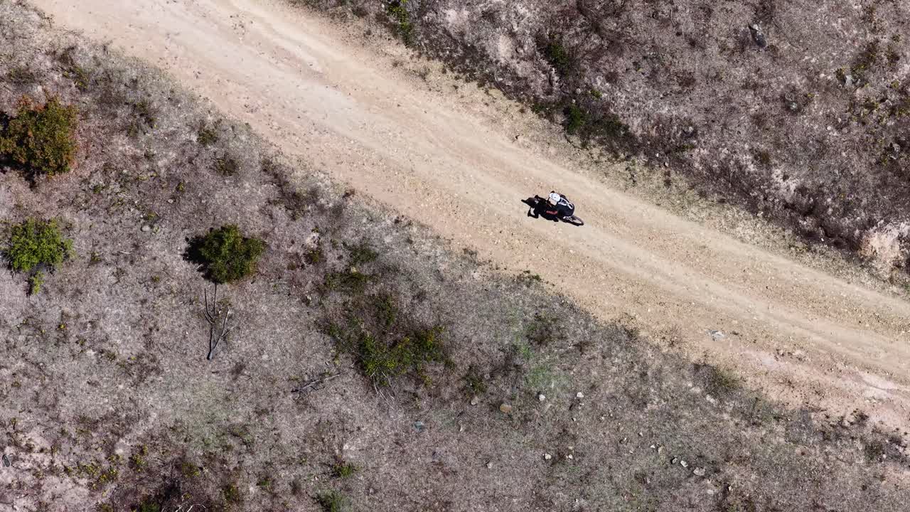 Ripresa aerea dall'alto di un ciclista che percorre un sentiero sterrato tortuoso a Canberra