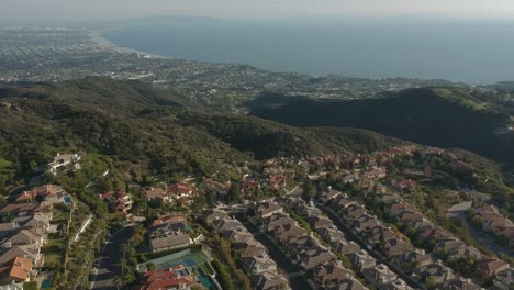 Cámara-Del-Mediodía-Hacia-Abajo-Vista-Turística-Con-Drones-Desde-La-Ciudad-Jardín-De-Malibu,-California