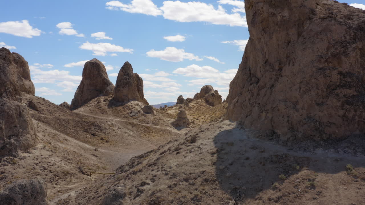 Ripresa aerea della formazione rocciosa Trona Pinnacles in California, USA