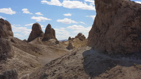 Toma-Aérea-De-La-Formación-Rocosa-De-Los-Pináculos-De-Trona-En-California,-Ee.uu.