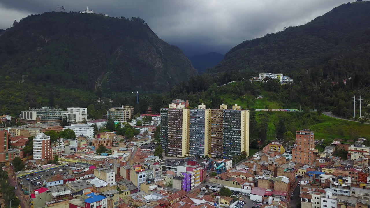 보고타 콜롬비아 시내에 있는 오래된 건물의 현대적인 고층 건물과 동네의 공중 설정 샷을 낮추는 것